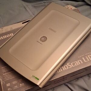 Canon CanoScan LiDE in Metallic Silver